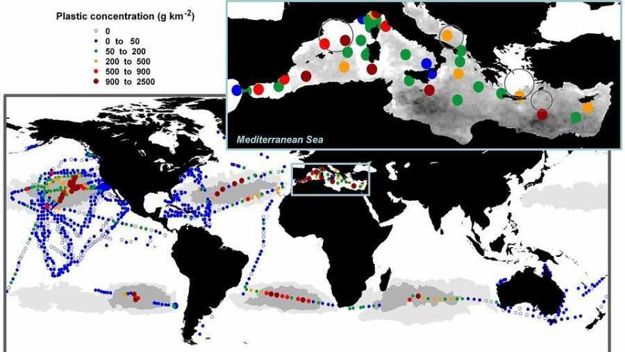 El mapa base en escala de grises de la cuenca mediterránea muestra las concentraciones relativas de plástico en la superficie predichas por modelos numéricos. Se predice que las áreas más oscuras tendrán concentraciones más altas. Los círculos de colores indican concentraciones de masa promedio de muestreo in situ - AGENCIA ESPACIAL EUROPEA (ESA)