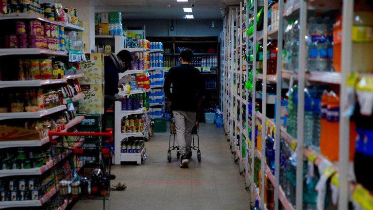 Una persona compra en un supermercado EFE / DEMIAN ALDAY ESTÉVEZ