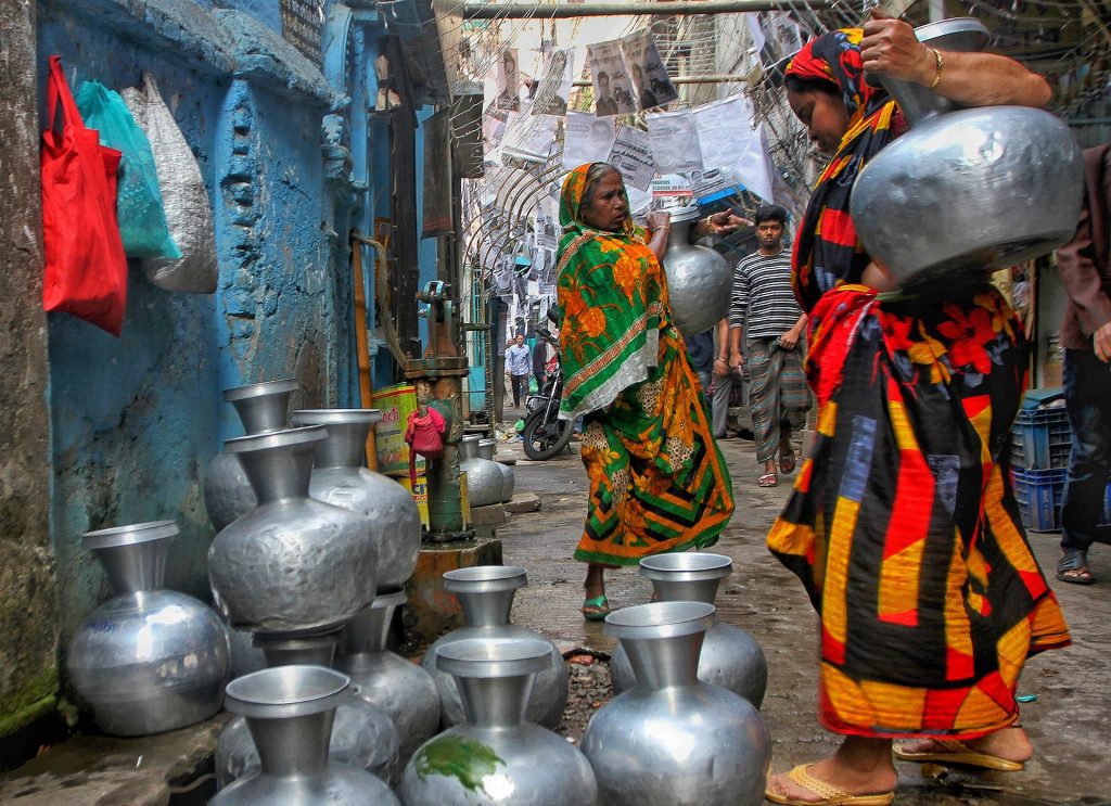 Mujeres en Dhaka, Bangladesh, transportando contenedores de agua