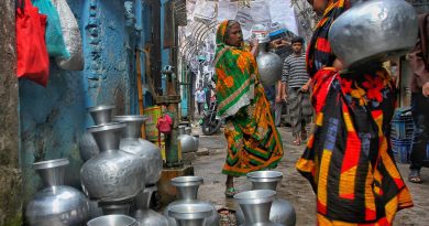 Mujeres en Dhaka, Bangladesh, transportando contenedores de agua