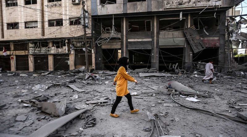 Una palestina camina entre escombros en la ciudad de Gaza.