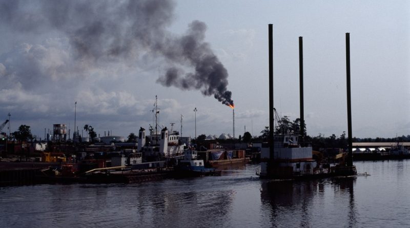 Vista de la producción de petróleo en el delta del Níger