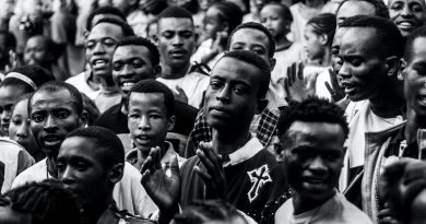 Jóvenes en una jornada de bienvenida en un colegio de Nigeria